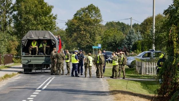Policija i vojska pregledavaju štetu na kući uništenoj krhotinama oborenog ruskog drona - 3