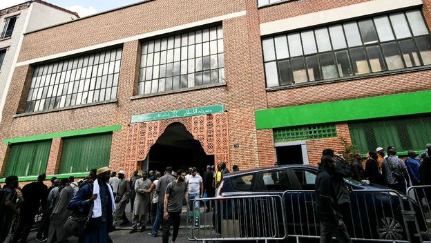 Džamija ispred koje su postavljene svinjske glave