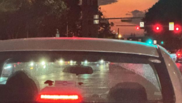 Automobil i zalazak sunca