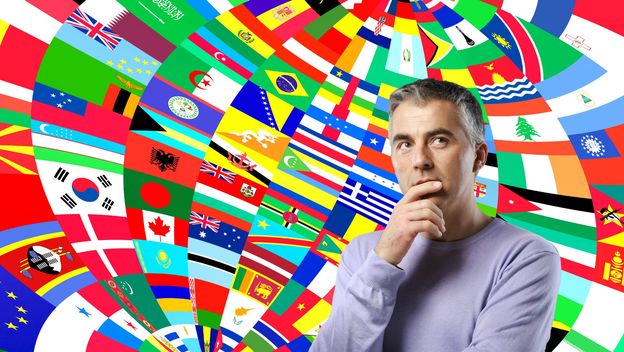 Muškarac koji razmišlja i zastave svijeta