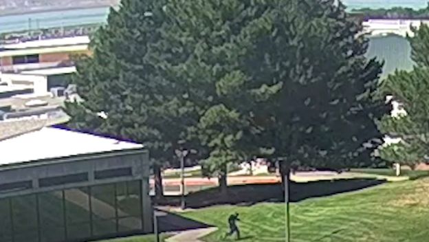 Atentator na Kirka bježi