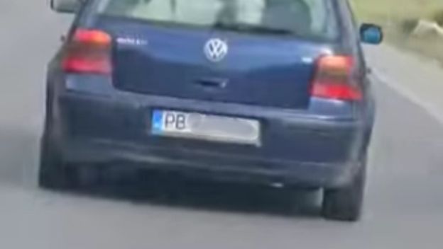 Automobil s teletom u prtljažniku