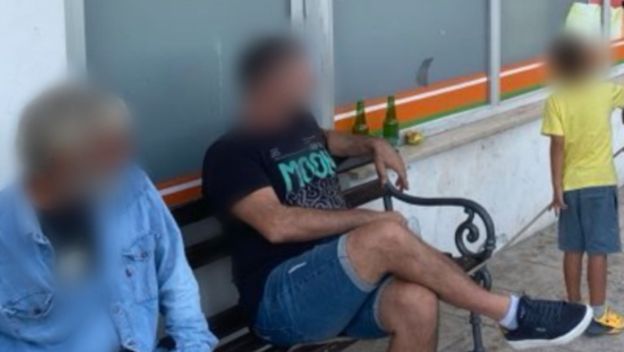 Magarac ispred trgovine u Dalmaciji