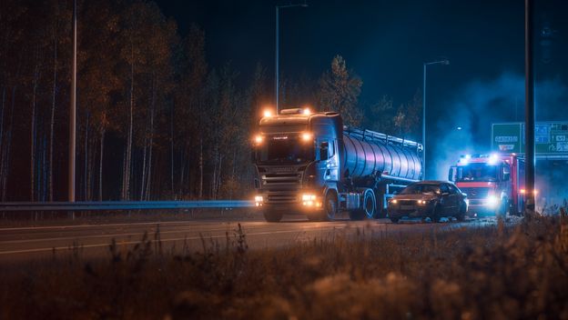 Sudar kamiona i automobila, ilustracija, AI