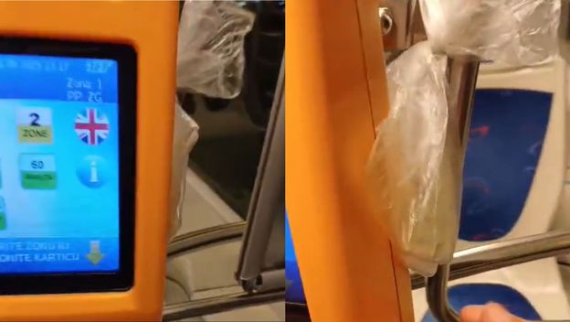 Vrećica zavezana za uređaj za naplatu u tramvaju
