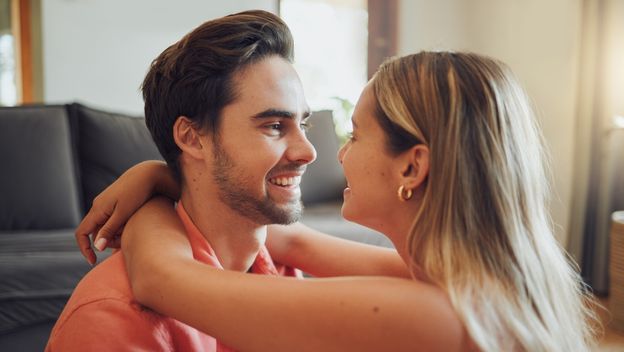 Cura i dečko pričaju