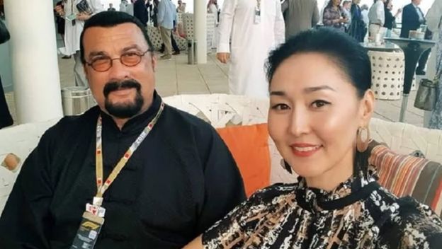 Steven Seagal sa suprugom