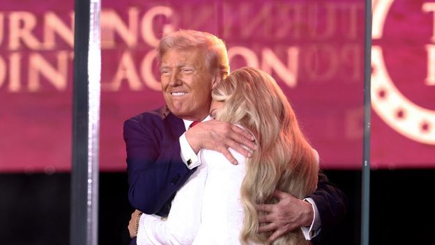 Donald Trump tješio Eriku Kirk - 9