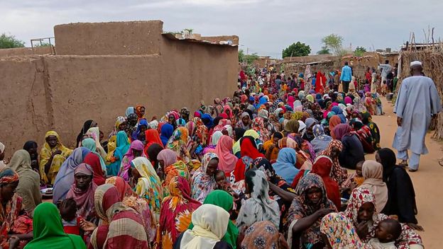 Stanovnici Al-Fashira u redu za humanitarnu pomoć