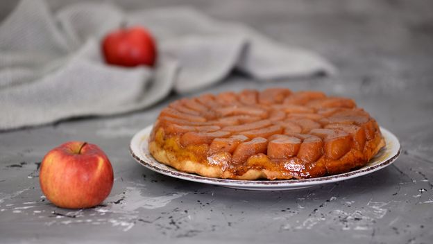 Obrnuta torta s jabukama i karamelom