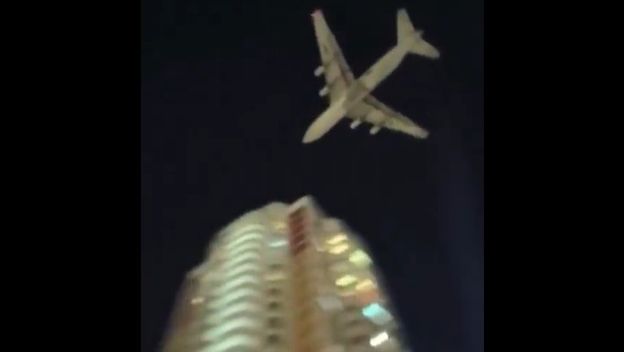 Zrakoplov iznad nebodera u Moskvi