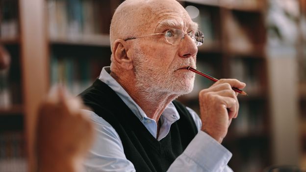 Stariji muškarac kako razmišlja