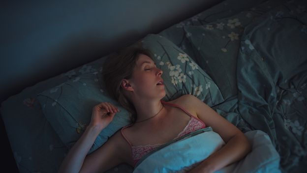 Žena spava u krevetu