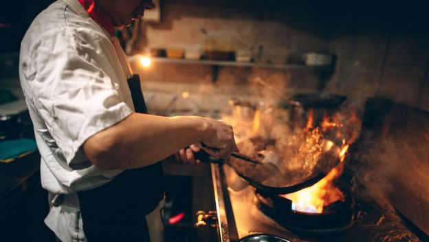 Kuhar pri pripremi jela