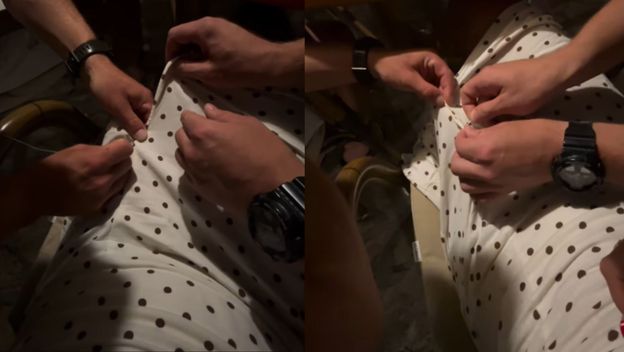 Konobar koji pomaže turistici