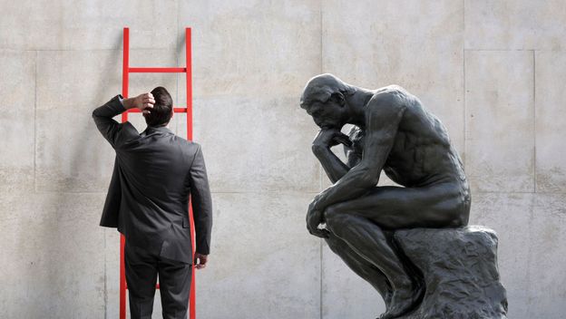 Muškarac ispred ljestvi i mislilac