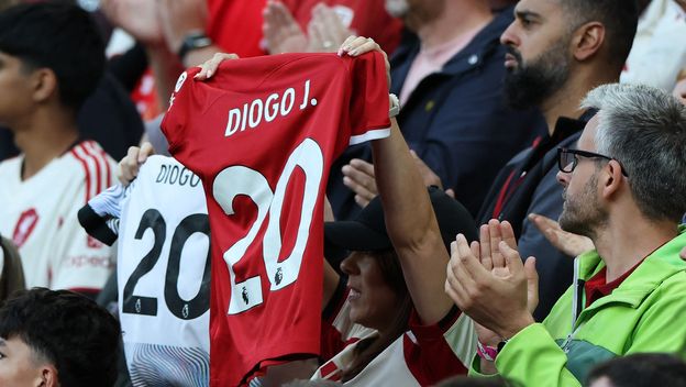 Liverpoolovi navijači sa Jotinim dresom