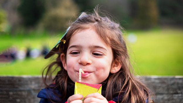 Djevojčica pije sok, ilustracija