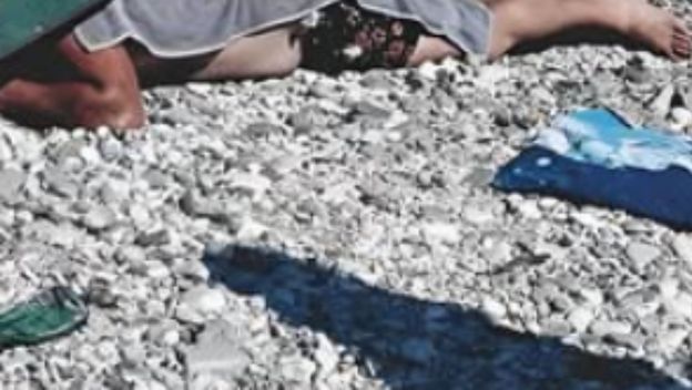 Muškarac koji leži na plaži