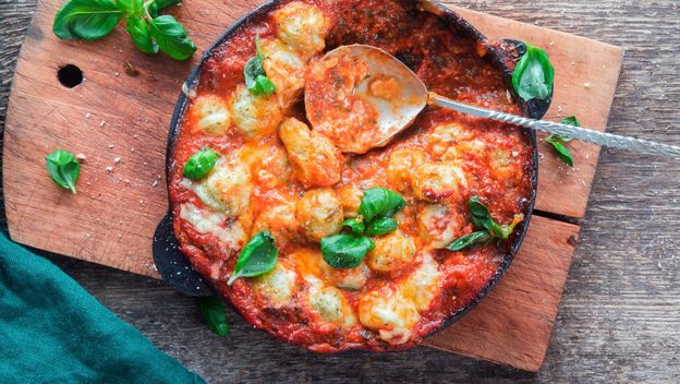 Zapečeni njoki puttanesca