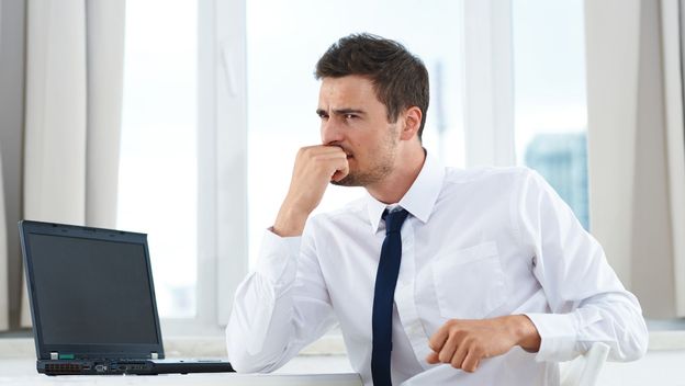 Muškarac koji razmišlja pred računalom