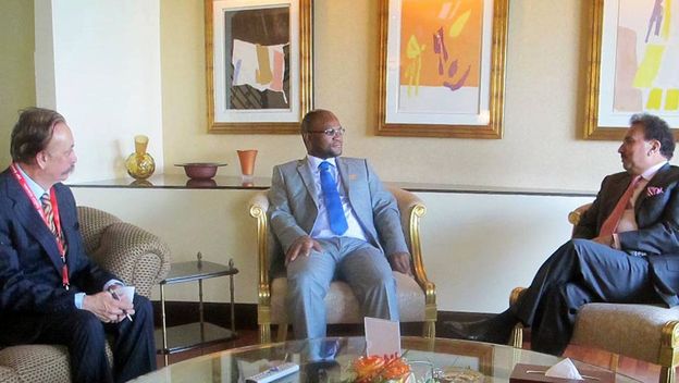 Nathi Mthethwa (u sredini)