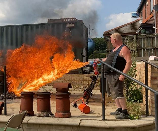 Ian Claughton s improviziranim bacačem plamena