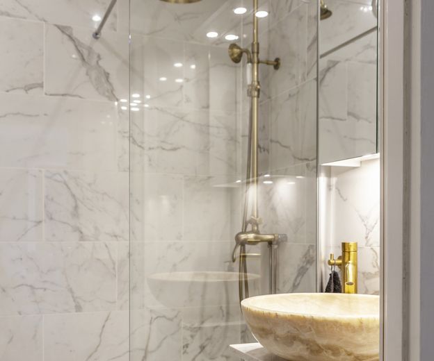 Tuš kabine s pločicama koje imitiraju mramor - 8