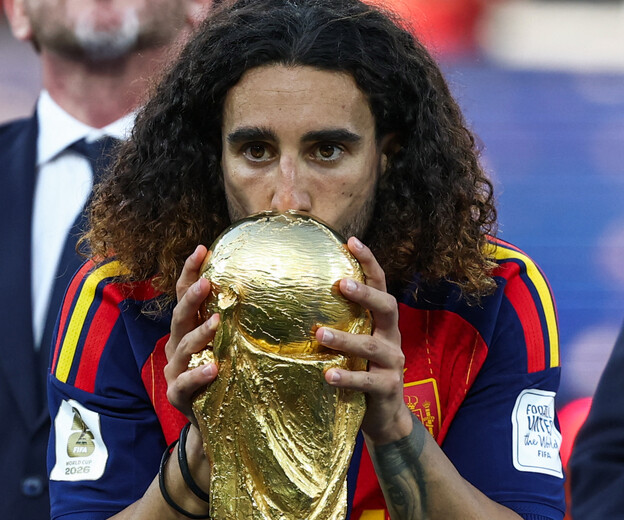 Marc Cucurella s trofejem