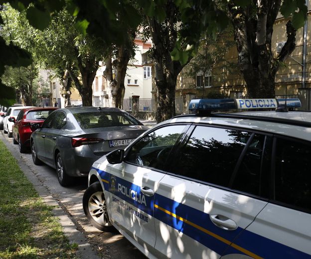 Policija ispred kuće Josipa Škorića - 9