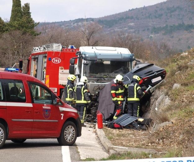 U prometnoj nesreći poginuo vozač automobila - 2
