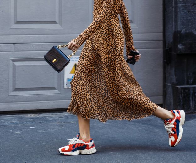 Haljina i tenisice sjajan su spoj