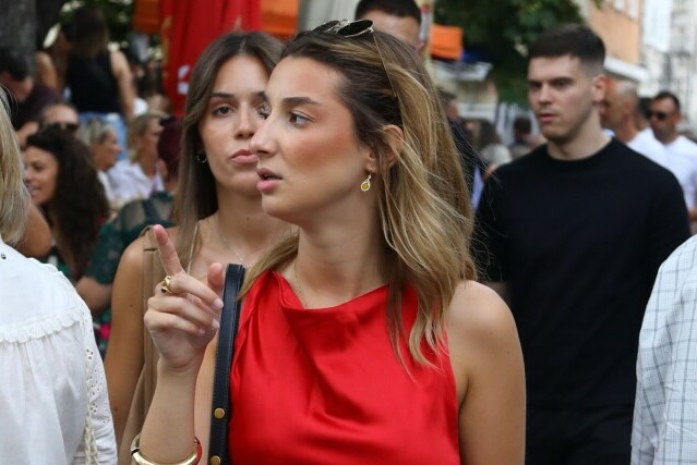 Crvena haljina dovoljna je za sjajan dojam