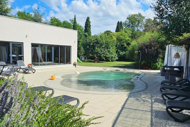 Villa Franka u Nedešćini u Istri ima bazen prirodnog izgleda i cvjetnu aleju s preko 150 biljaka - 15