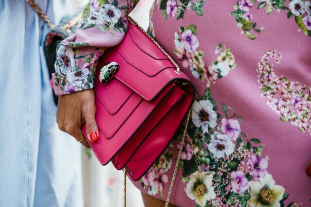 U ljetnim mjesecima mnoge dame biraju torbe u ljetnim bojama
