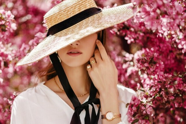 Žena sa šeširom u cvijeću