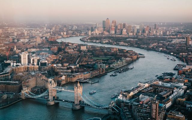 tajlandski brzi izlazak iz Londonapaige dating plešući sa zvijezdama
