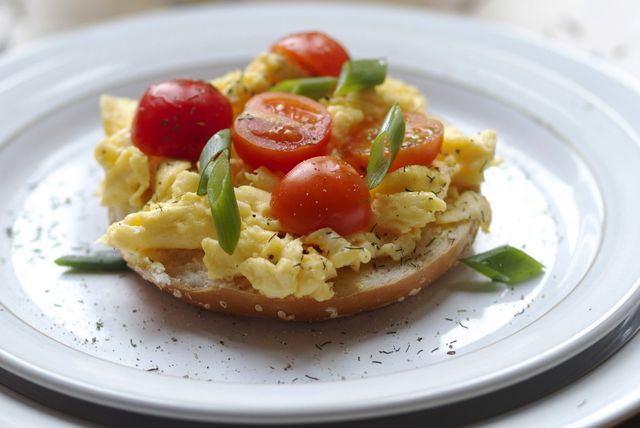 Omlet s mladim lukom i cherry rajčicama