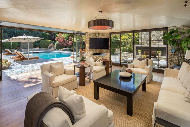 Vila u kojoj su živjeli Jennifer Aniston i Brad Pitt prodaje se za 56 milijuna dolara - 1