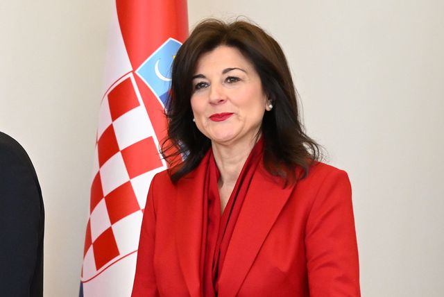 Sanja Musić Milanović u crvenom sakou i crnim hlačama - 5