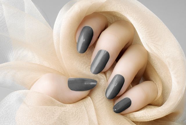 Sivi lak za nokte idealan je izbor za jesen