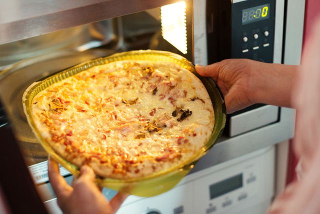Podgrijavanje pizze u mikrovalnoj pećnici