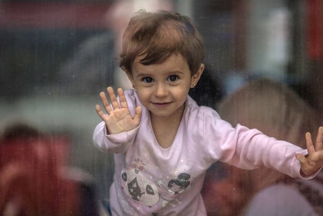 Djevojčica izbjeglica u vlaku na mađarskoj željezničkoj stanici