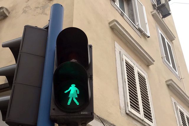 U Rijeci je zasvijetlio prvi semafor sa ženskom siluetom