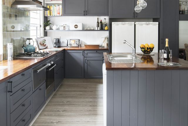 Kuhinje u kombinaciji sive boje i drva - 9