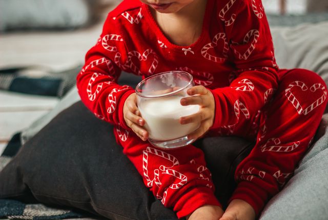 Dijete i čaša mlijeka