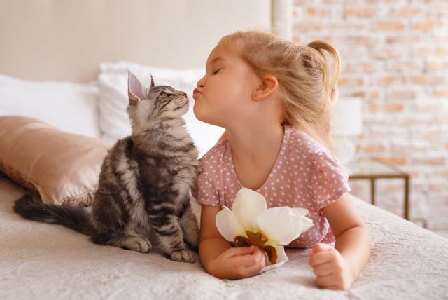 Mačka i djevojčica