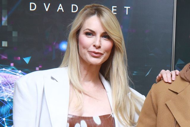 Iris Livaja u kožnatoj haljini brenda Rotate i crnim čizmama - 5