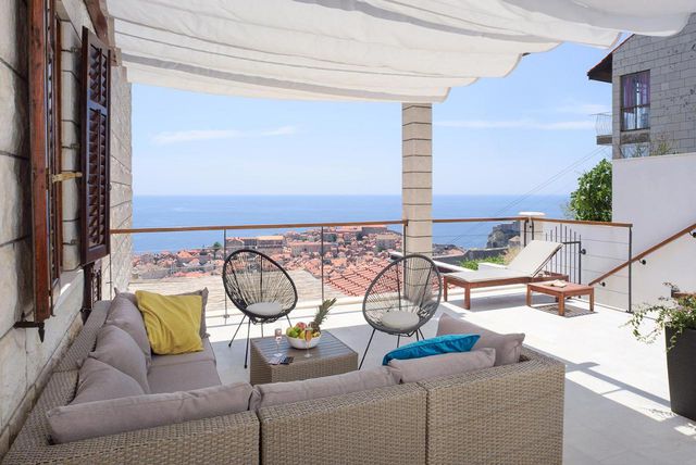 Apartman Loggia u Dubrovniku ima četiri sobe i pogled prema dubrovačkim zidinama