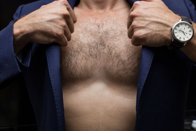 Trebaju li muškarci brijati prsa?